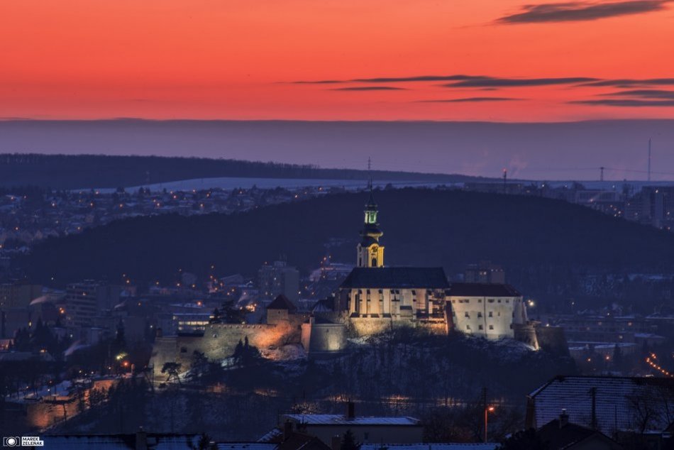 Ilustračný obrázok k článku Nitra sa do protestu zapojí inak: Na pol hodinu ZHASNE len Nitriansky hrad