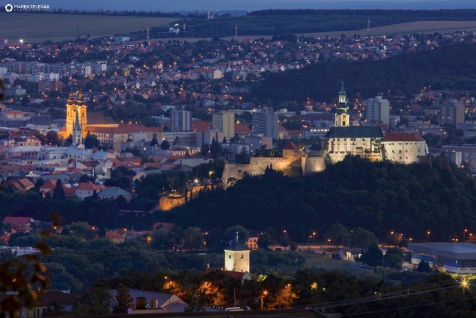Ilustračný obrázok k článku Nitra je vysvietená ako Los Angeles, vraví poslankyňa: Zhasnú historické dominanty?