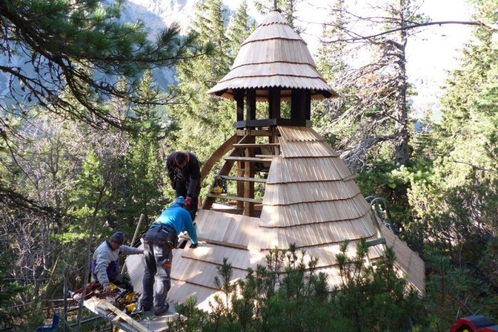 Ilustračný obrázok k článku TOTO sa podarilo: Strechu kaplnky na symbolickom cintoríne obnovili podľa starej fotografie