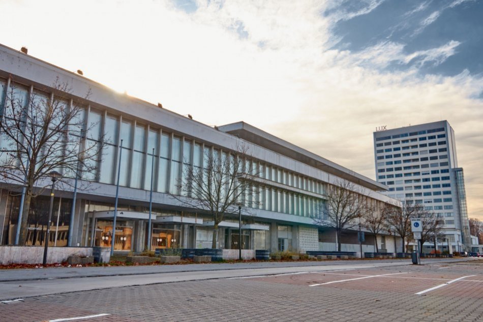 Ilustračný obrázok k článku Dom kultúry v Bystrici ide do DRAŽBY: Známa je už aj vyvolávacia CENA