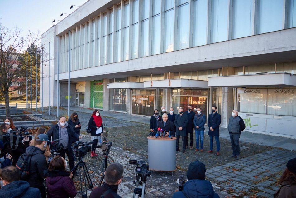 Ilustračný obrázok k článku Ožije opäť bystrický Dom kultúry? O záchranu sa spoločne pokúsia kraj a mesto, FOTO