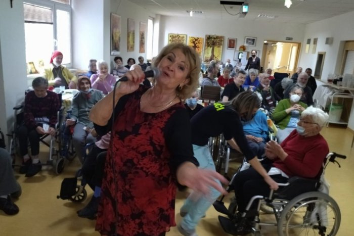 Ilustračný obrázok k článku Slovensko v zovretí korony, Gizka zabáva: Urobila ŠOU v domove seniorov!