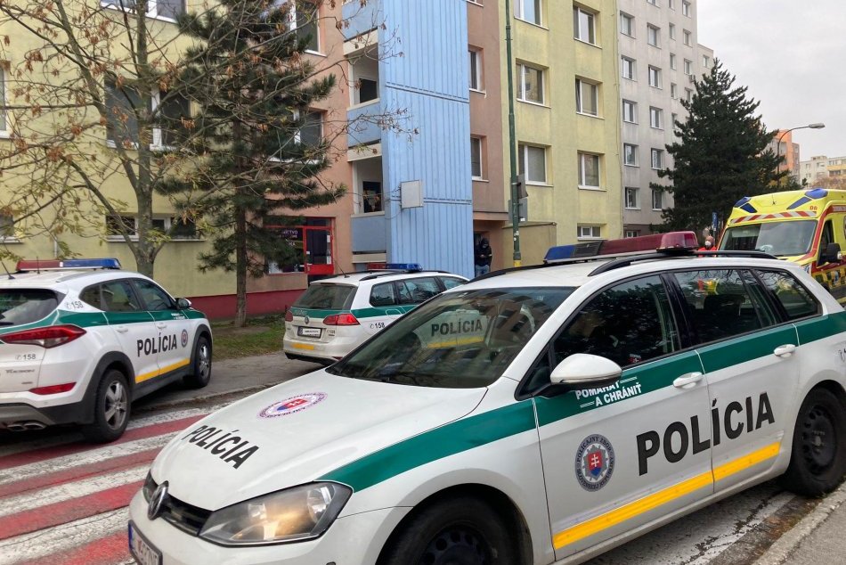 Ilustračný obrázok k článku Vyhrážky, lepidlo v zámkach aj práčka na parkovisku: Muž ŠIKANUJE susedov, KONEČNE zasiahla polícia