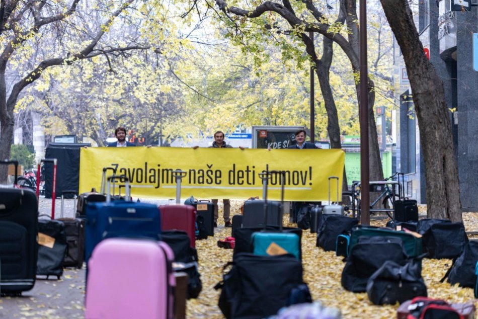 Ilustračný obrázok k článku Prečo to tu ZABALILI? V Bratislave bolo rozmiestnených na ulici 100 kufrov