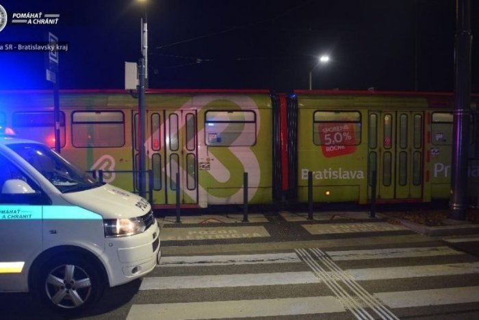 Ilustračný obrázok k článku Tragická nehoda: Chodkyňa vošla do jazdnej dráhy električky, zraneniam podľahla