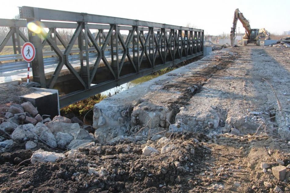Ilustračný obrázok k článku Obmedzenie dopravy: Začala sa demolácia mosta v našom okrese, FOTO