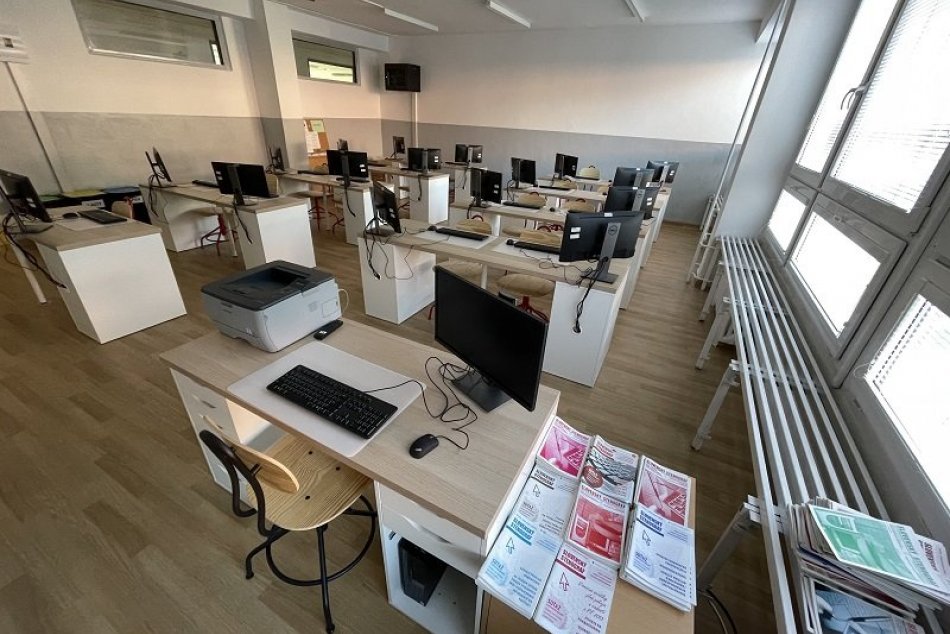 Ilustračný obrázok k článku Rozmýšľate, kam na strednú školu? Spoznajte Obchodnú akadémiu Dudova počas Dňa otvorených dverí