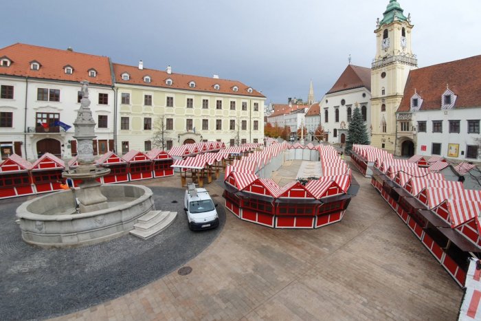 Ilustračný obrázok k článku Vianočné trhy na Hlavnom námestí sú ZRUŠENÉ! Nebude varené vínko, lokše ani koncerty