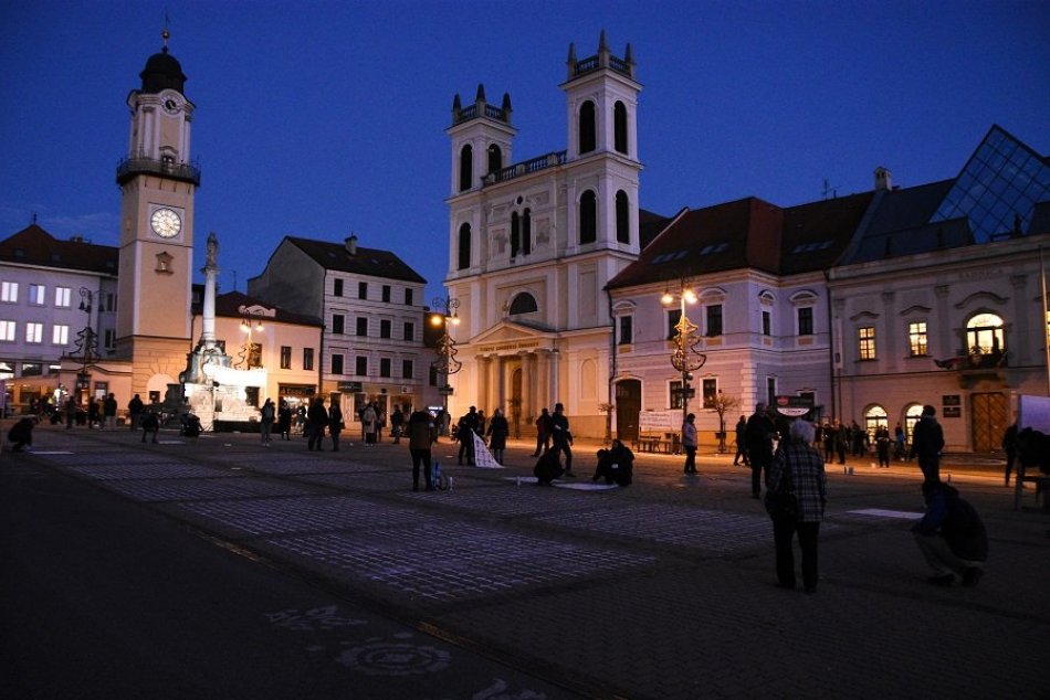 Ilustračný obrázok k článku FOTO z centra Bystrice: Na Námestí pribudli tisíce bielych krížov pre obete COVID-19