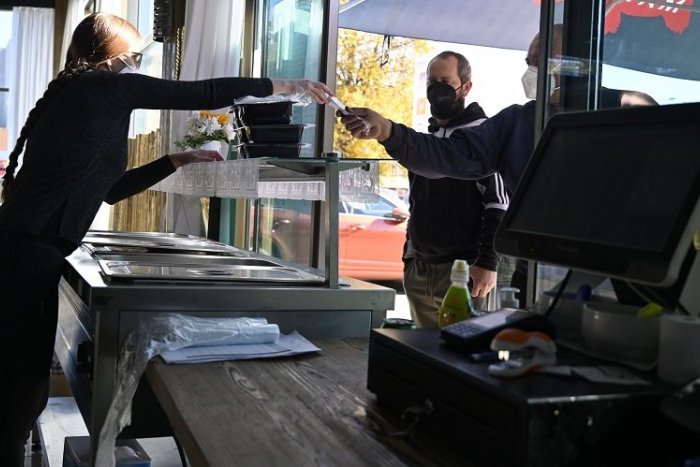 Ilustračný obrázok k článku Nové obmedzenia: Kde sa dá NAJESŤ v interiéri reštiky a kde vám dajú jedlo cez OKIENKO?