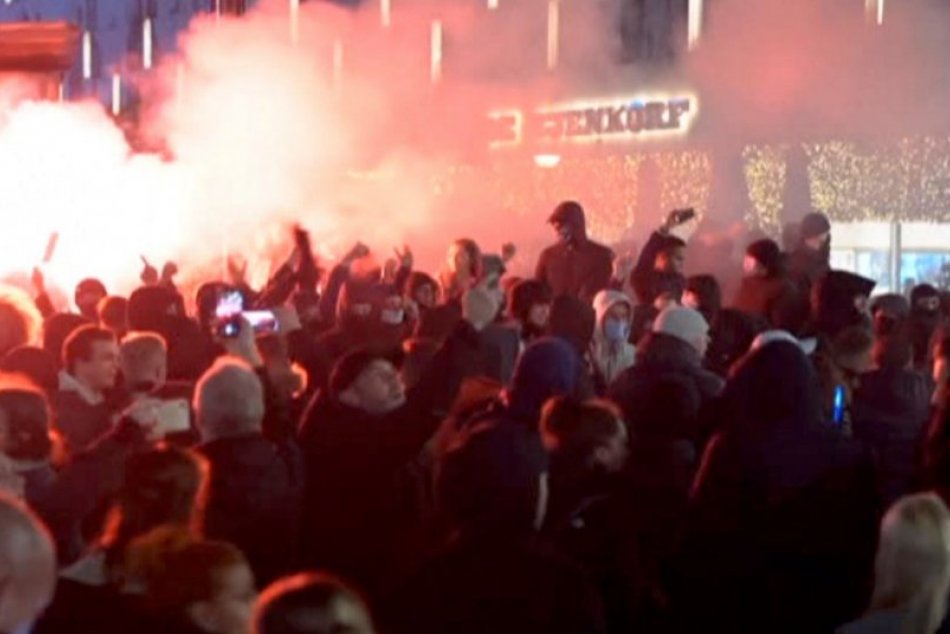 Ilustračný obrázok k článku Boli to násilní idioti! Holandský premiér tak označil protestujúcich proti opatreniam