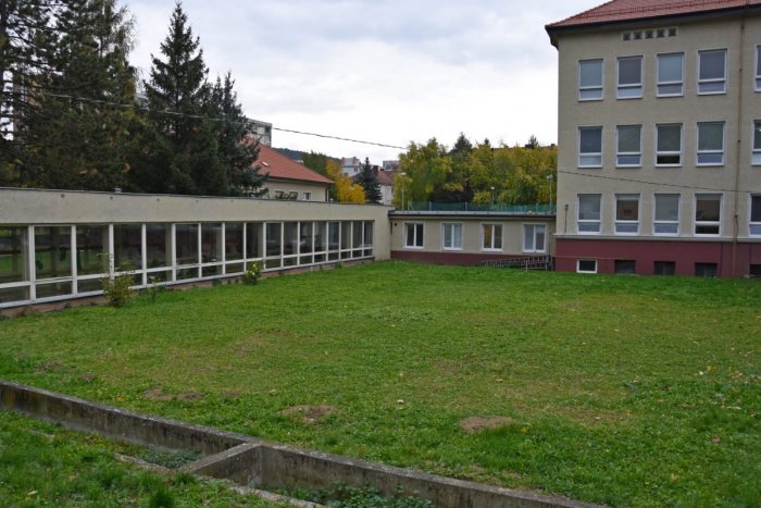 Ilustračný obrázok k článku ZŠ Dlhé Hony v Trenčíne sa rozrastie o nové triedy: Koľko miest sa vytvorí?