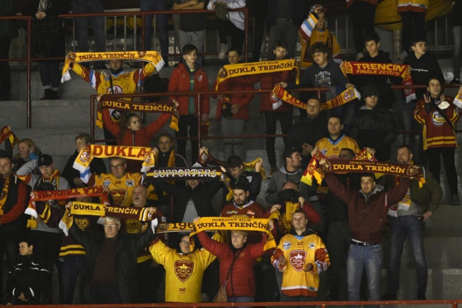 Ilustračný obrázok k článku Po dlhom čase na hokeji: Fanúšikovia však trenčianskej Dukle šťastie nepriniesli