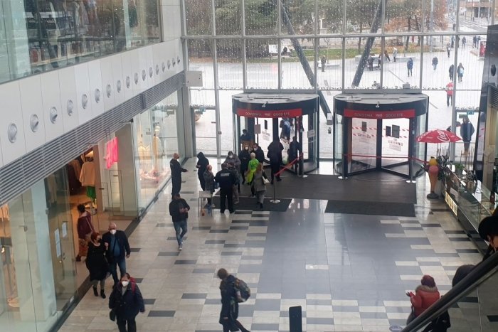 Ilustračný obrázok k článku Prísne kontroly v košických obchodných centrách: Viacerých pri vstupe otočili, FOTO