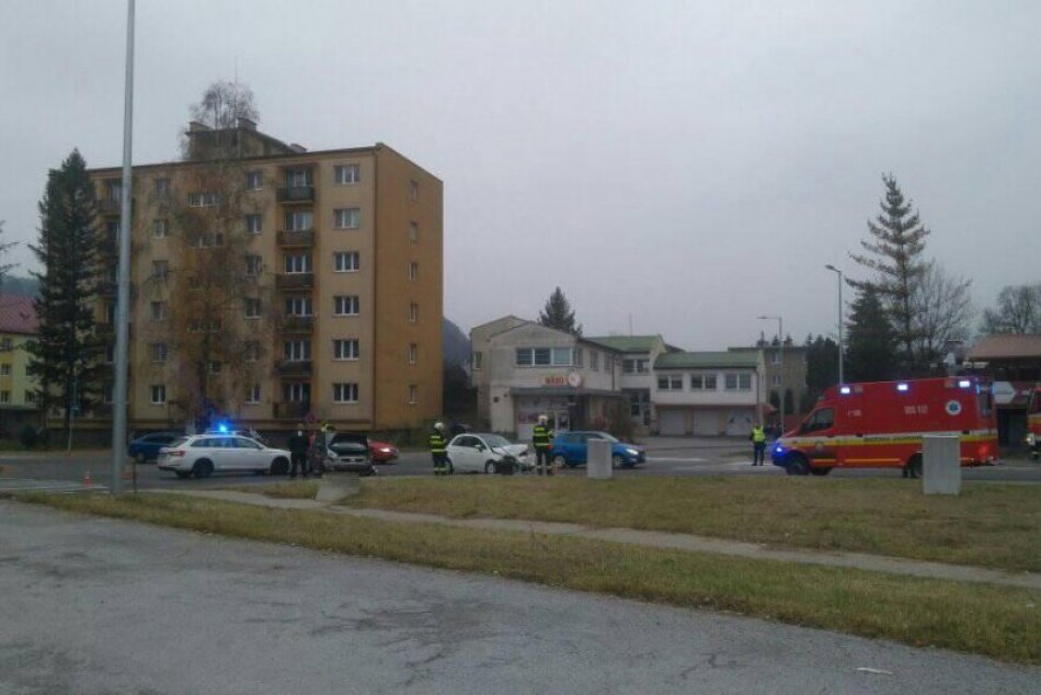 Ilustračný obrázok k článku Aktuálne INFO o nehode 3 áut v Bystrici: Z miesta hlásia 2 zranené osoby, FOTO