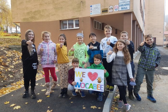 Ilustračný obrázok k článku Štvrtáci z Podbrezovej vyhrali krajskú jazykovú súťaž a naučili sa 154 slovíčok