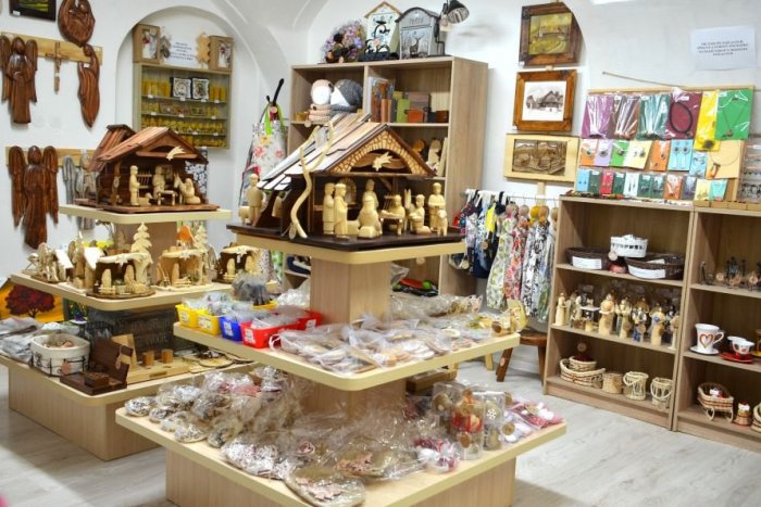 Ilustračný obrázok k článku Čarovné vianočné ozdoby, Betlehemy ale aj darčeky. V tomto obchodíku nájdete všetko