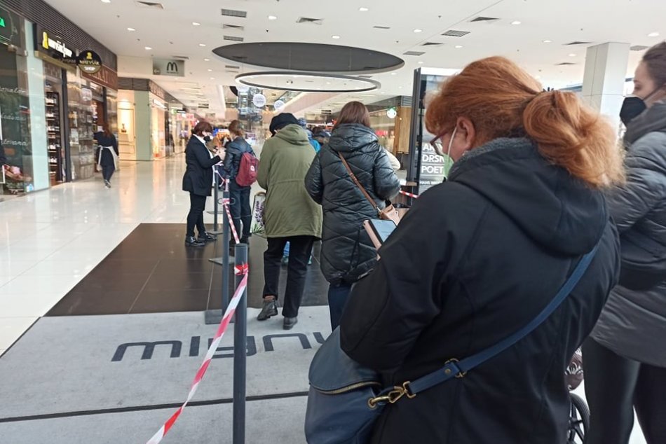 Ilustračný obrázok k článku Prísne kontroly v Nitre: Do nákupných centier pustia iba očkovaných a prekonaných, FOTO