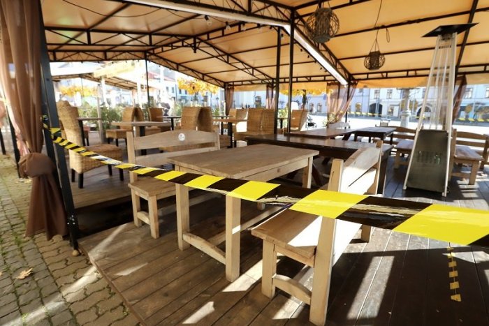 Ilustračný obrázok k článku Podnikatelia v gastre a hotelierstve sa cítia OKLAMANÍ: Chceme z čiernej farby von!