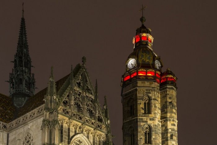 Ilustračný obrázok k článku Je tu  ČERVENÁ streda! Prečo sa slovenské budovy rozsvietia do tejto farby?