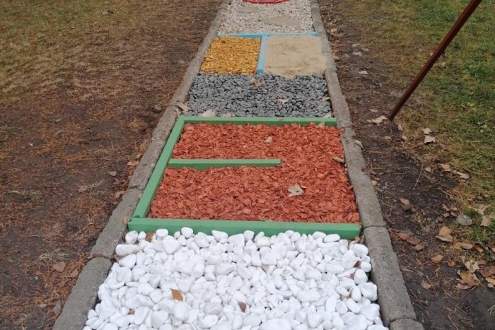 Ilustračný obrázok k článku Môžu sa po ňom prejsť naboso: Základná škola v Prešove má unikátny pocitový chodník