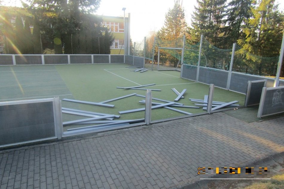 Ilustračný obrázok k článku Pohľad na zaplakanie: Vandali vyčíňali priamo v areáli zvolenskej školy, FOTO