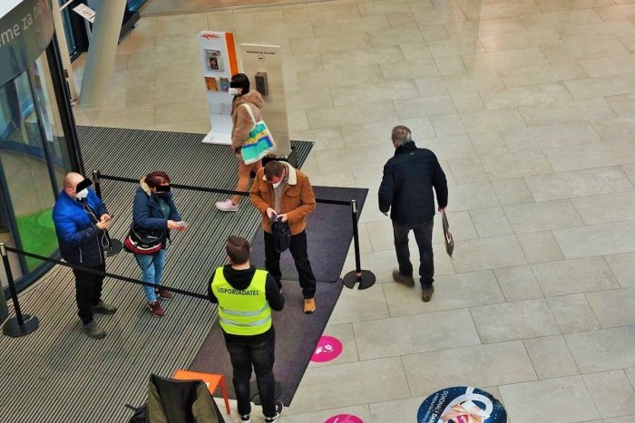 Ilustračný obrázok k článku Do obchodných centier len po kontrole: Pustia však nezaočkovaných Sekčovčanov na poštu?