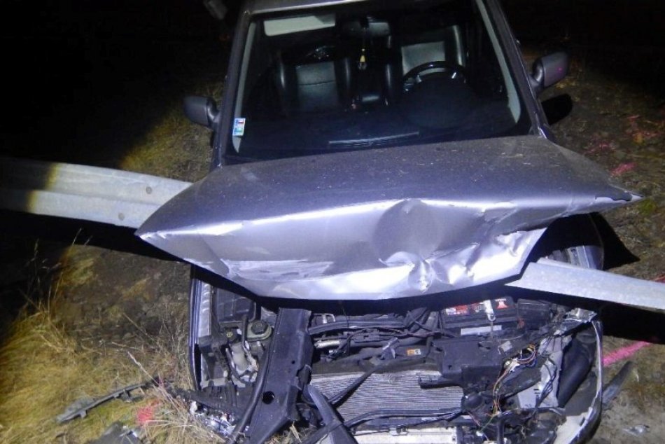 Ilustračný obrázok k článku Vytrhol zvodidlá a skončil v priekope: Zbesilá jazda opitého vodiča pri Žiari, FOTO