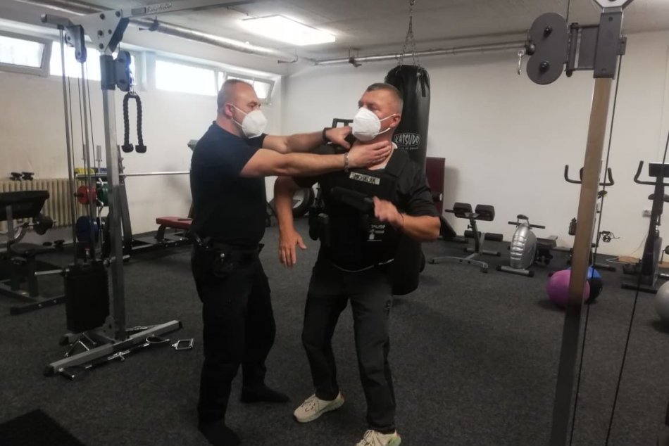 Ilustračný obrázok k článku Mestskí policajti naberali skúsenosti: Absolvovali taktický výcvik, FOTO