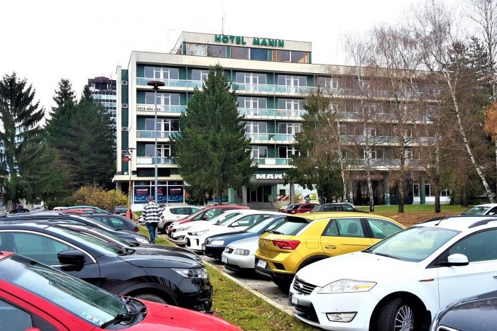 Ilustračný obrázok k článku V centre Považskej hrozí KOLAPS dopravy: Parkovisko pred Manínom sa má zavrieť!