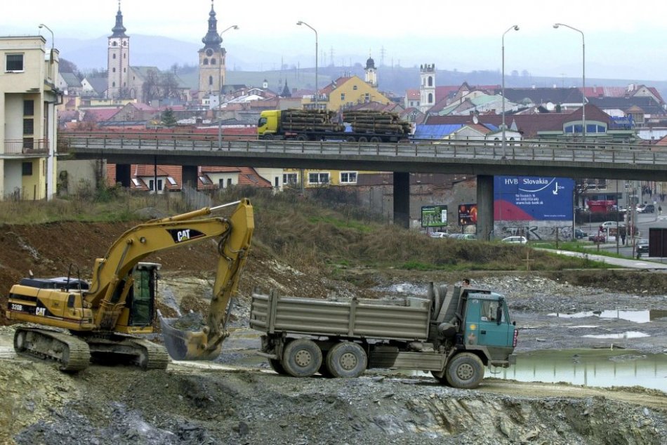 Ilustračný obrázok k článku Pred 20 rokmi sa ZMENILA tvár Bystrice: Dobové FOTO stavby prvého NÁKUPNÉHO centra