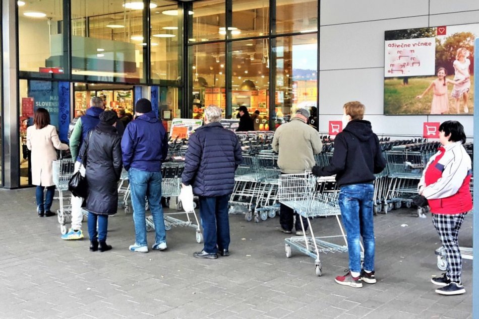 Ilustračný obrázok k článku Lockdown priniesol CHAOS: Dlhé rady pred obchodmi v Považskej Bystrici, FOTO