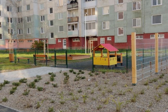 Ilustračný obrázok k článku Sídlisko pod Sokolejom zrevitalizovali. Pribudli ihriská, zeleň aj jazierko, FOTO