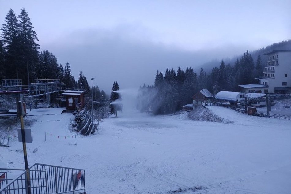 Ilustračný obrázok k článku V tatranských strediskách sa ZASNEŽUJE: Zjazdovky aj lanovky sú ale zavreté, FOTO