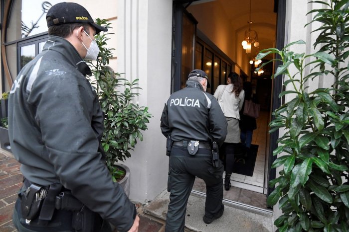 Ilustračný obrázok k článku PARADOX lockdownu? Topánky si kúpiť môžete, zimnú bundu nie! Aké prevádzky majú OTVORENÉ?