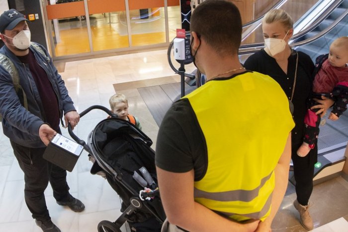 Ilustračný obrázok k článku Hrabko: Tisíce ľudí porušili lockdown už v prvý deň ráno! Pochybujem, že mali potvrdenie