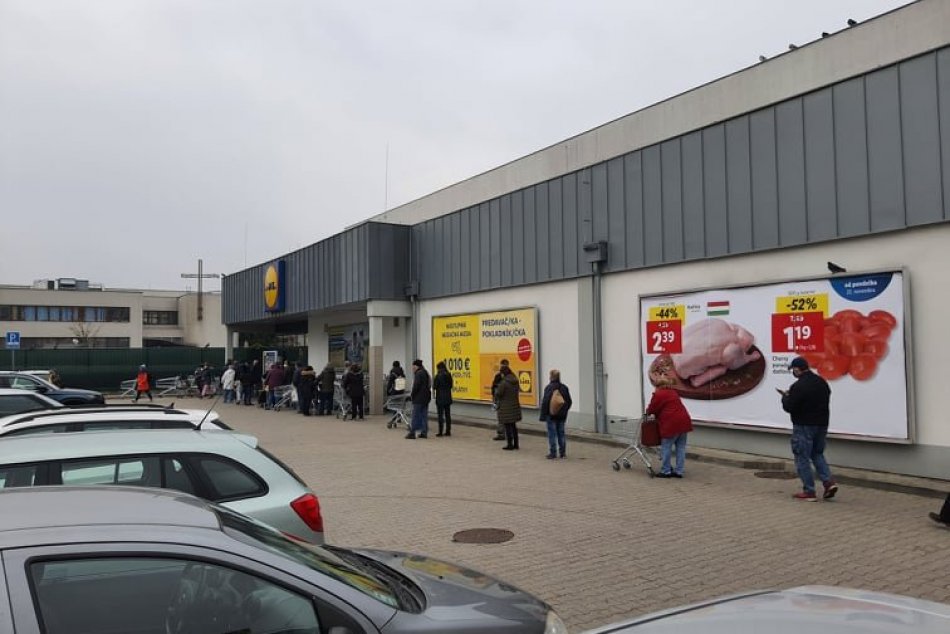 Ilustračný obrázok k článku Parkovanie v Petržalke: Zákazníci známeho reťazca pomaly nemajú kde odstaviť auto