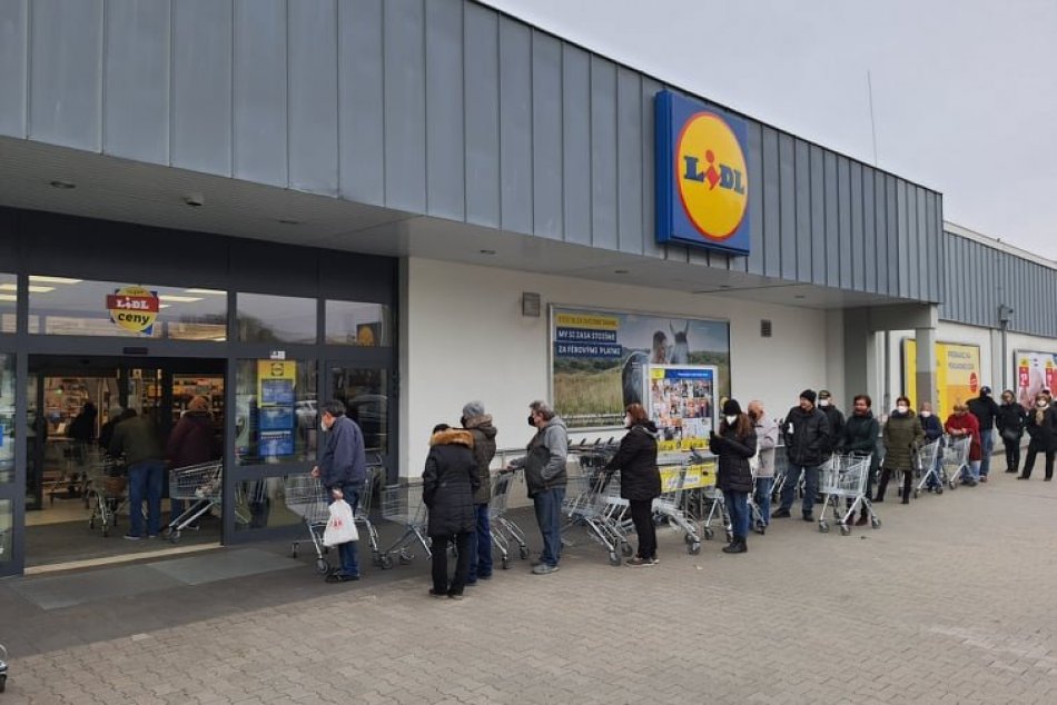 Ilustračný obrázok k článku FOTO: Autobusy PLNÉ, obchody poloprázdne. Pripravte sa na ČAKANIE v dlhých radoch