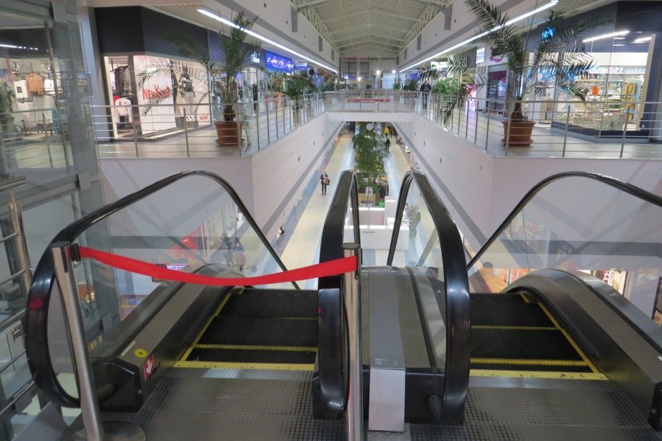 Ilustračný obrázok k článku Obchody v Michalovciach sa nezatvorili úplne: Služby majú značne obmedzené, FOTO