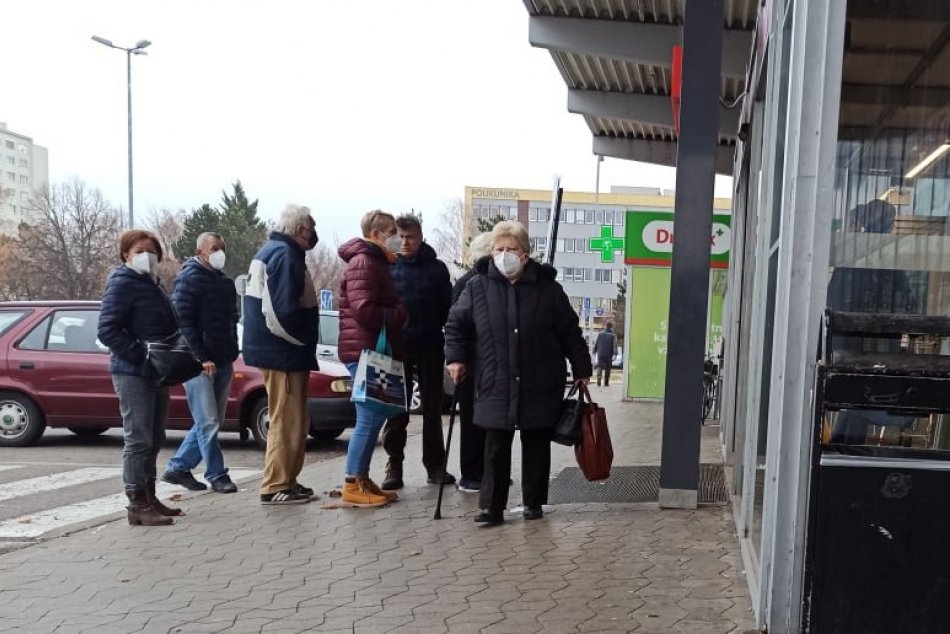 Ilustračný obrázok k článku Obchodníci: Aký to má zmysel mrznúť vonku, keď dnu sa dodržiavajú opatrenia?