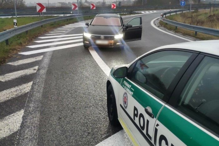 Ilustračný obrázok k článku NESLÝCHANÉ: Policajti zastavili na mol opitú ženu na diaľnici. A v PROTISMERE!