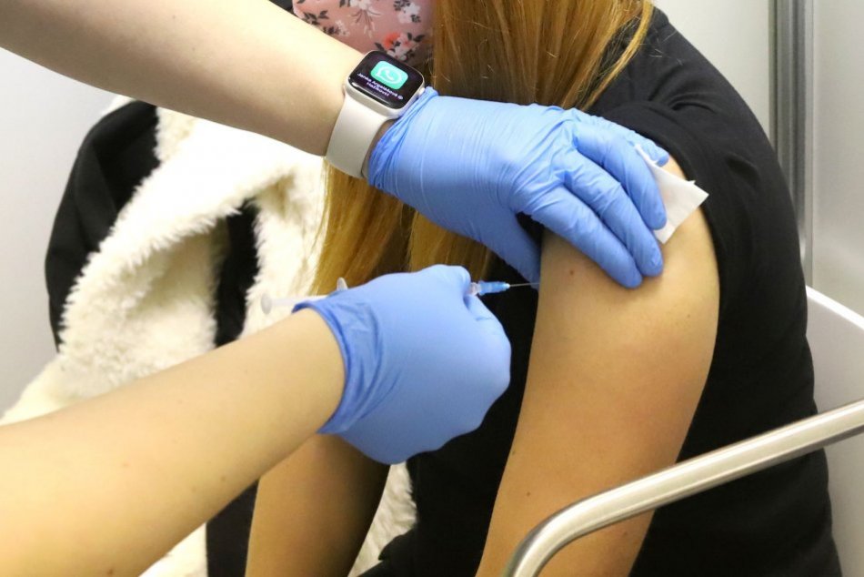 Ilustračný obrázok k článku Nežiaduce ÚČINKY po očkovaní: Slováci ich nahlásili už viac ako 10-tisíc! Koľko je VÁŽNYCH?