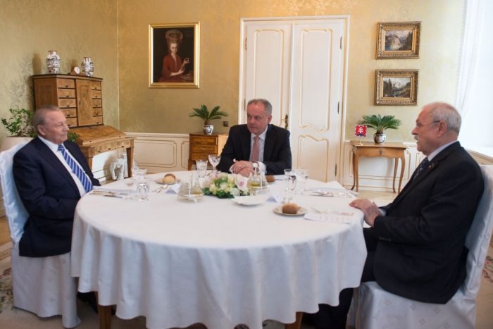 Ilustračný obrázok k článku Odkaz bývalých prezidentov Slovákom: Ak môžete, dajte sa očkovať!