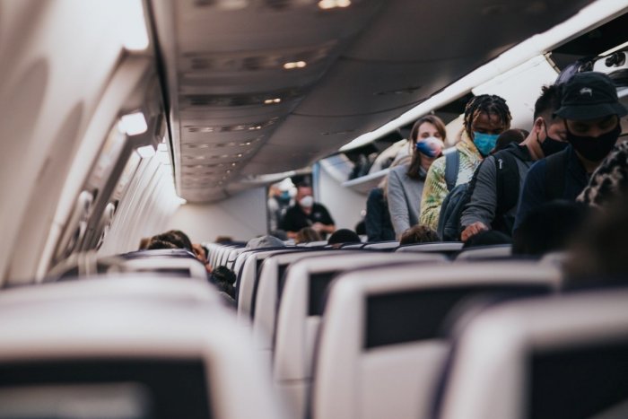 Ilustračný obrázok k článku Idete na dovolenku letecky? Rúška ešte neodkladajte, v lietadle ich stále musíte mať