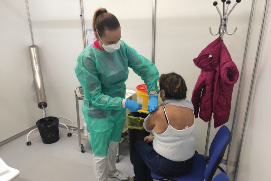 Ilustračný obrázok k článku Župa hlási pokles o 28%: Koľkí si nechali aplikovať vakcínu v Poprade či Tatrách?