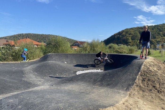 Ilustračný obrázok k článku Vynovenia na východe: V Sabinove obnovili mestskú halu, v Šariši vznikol pumptrack