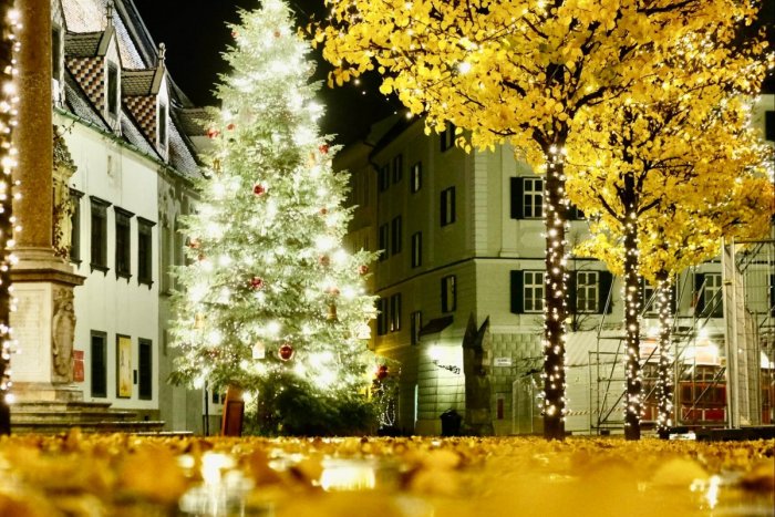 Ilustračný obrázok k článku Nádhera v centre Bratislavy: Rozžiarili sa vianočné STROMČEKY na námestiach