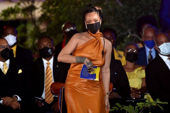 Ilustračný obrázok k článku Po 400 rokoch prestali uznávať KRÁĽOVNÚ! Na slávnostnú ceremóniu prišla aj Rihanna, FOTO