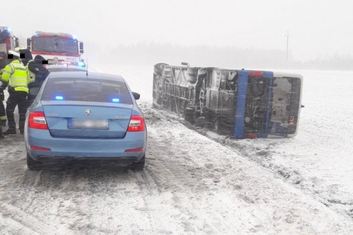 Ilustračný obrázok k článku Kalamita u susedov: Česko zasiahlo sneženie a vietor, autobus s deťmi skončil v priekope
