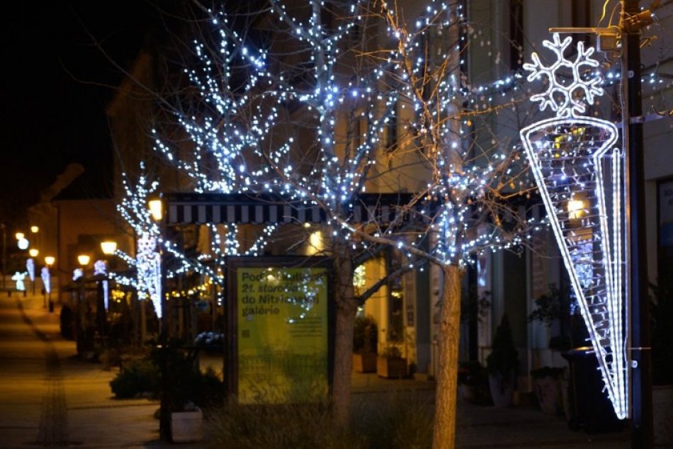 Ilustračný obrázok k článku Centrum Nitry rozžiarilo vianočné osvetlenie: Pribúda aj nová výzdoba, FOTO